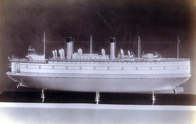Yard no. 647, Baikal. De bakboordzijde van een model van de ijsbrekende treinveerboot Baikal